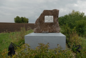 Gedenkstein Skazinets auf zerstoertem Friedhof der Deportierten
