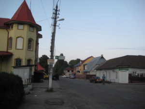 Abzweigung von Hauptstraß zum jüdischen Friedhof Berhomet, von Richtung Bahnhof kommend