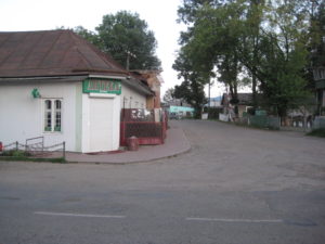 Abzweigung von Hauptstraß zum jüdischen Friedhof Berhomet, von Richtung Bahnhof kommend